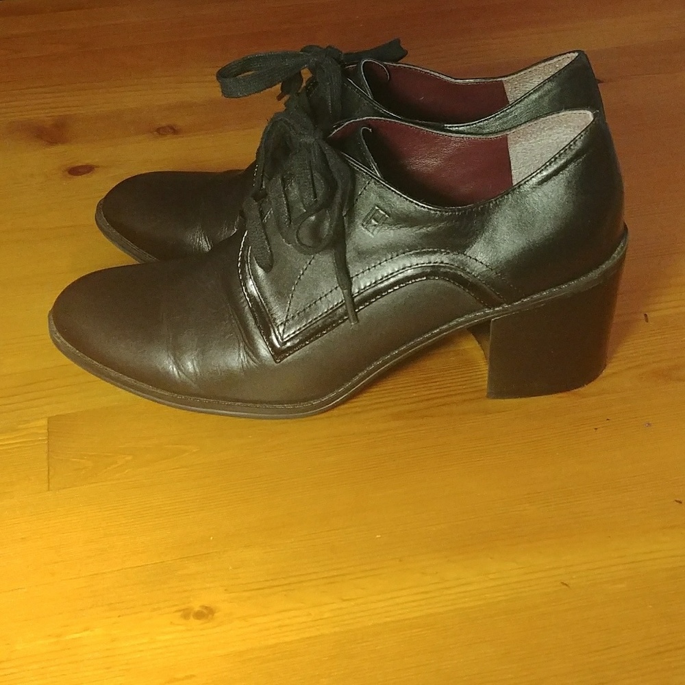 **SOLD** TOMMY HILFIGER OXFORD BLACK LEATHER HEELS